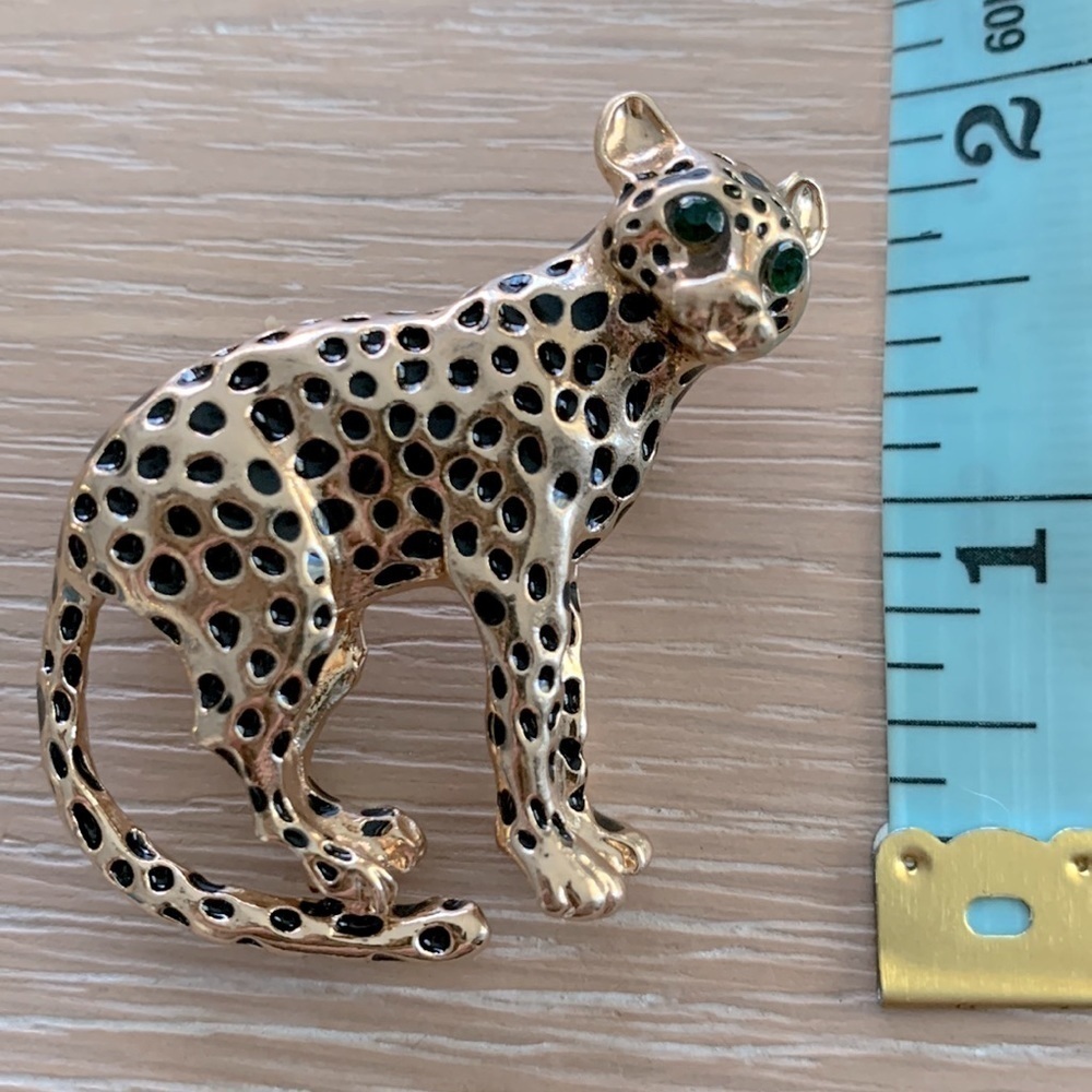 Leopard brooch in gold tone and rotating pin clasp very good condition